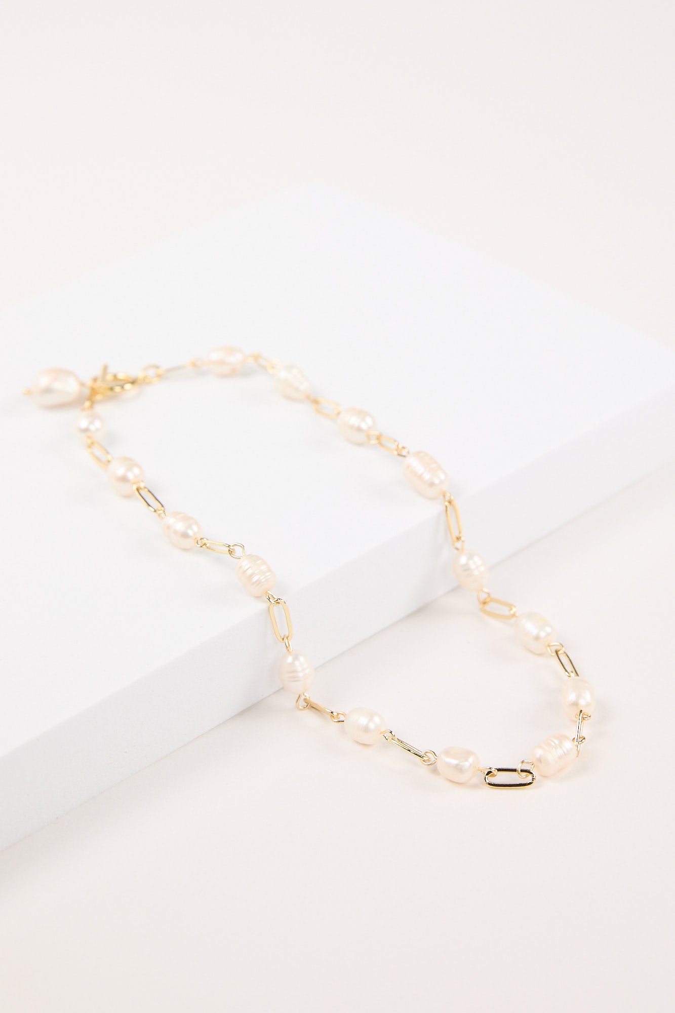 BROOKE FOB PEARL SHORT NECKLACE